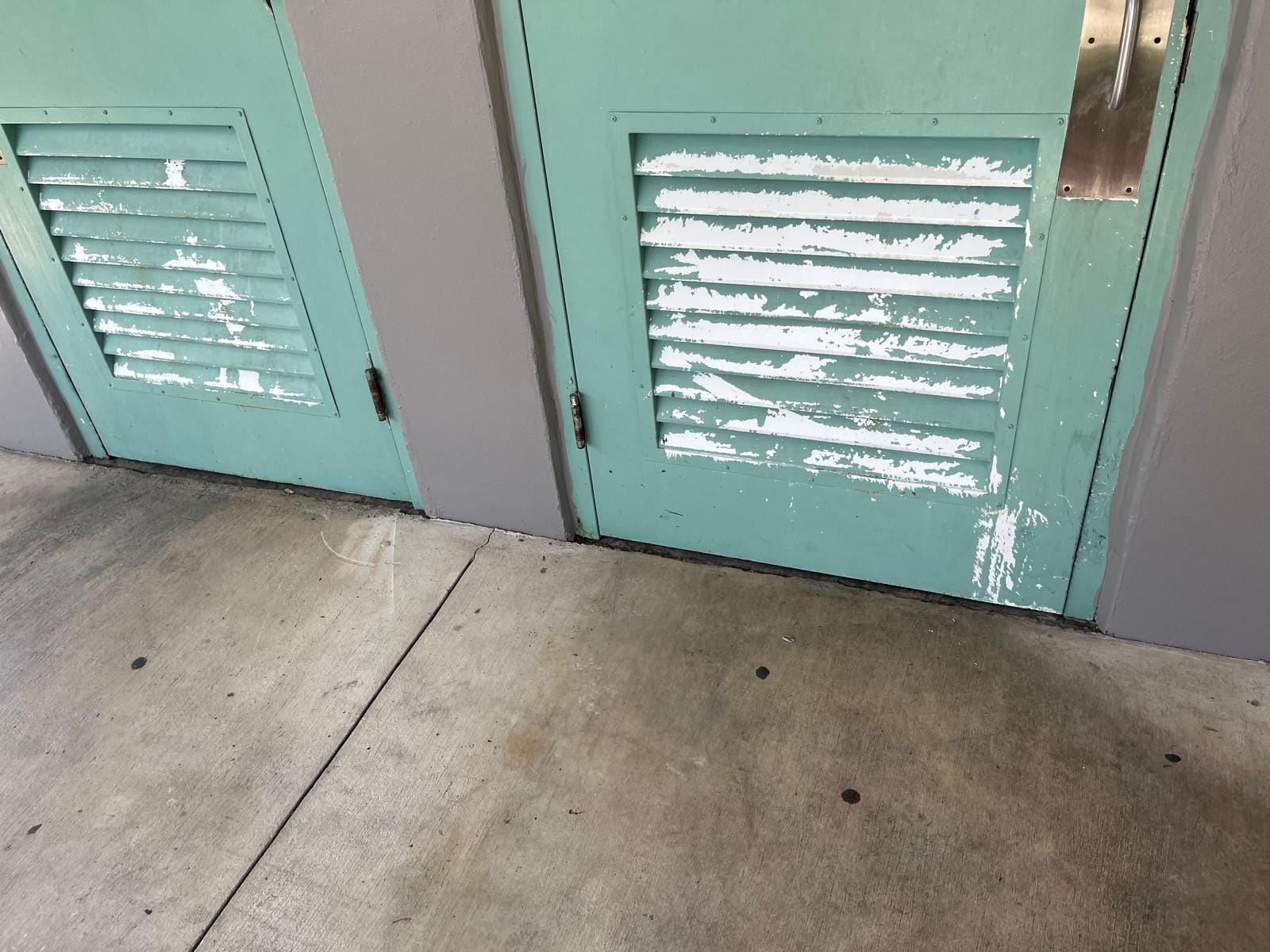 Pompano Beach transit shelter before repainting — green louver panels